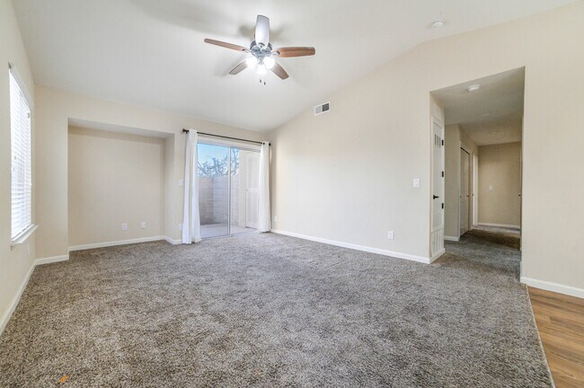 Sala de estar en un solo nivel - Town and Country