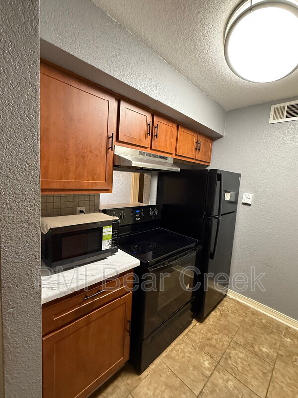 Building Photo - 8100 Creekbend Dr