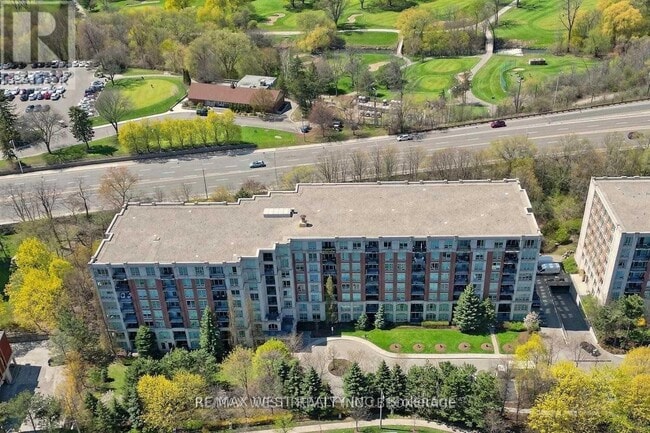 Building Photo - 18-618 William Carson Crescent