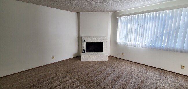 Building Photo - Two Bedroom Apartment in South Salem