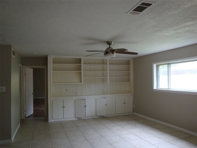 Building Photo - 10215 Cliffwood Dr