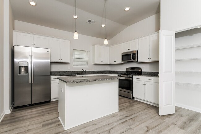 Foto del edificio - Beautiful Three Bedroom in Regal Farms