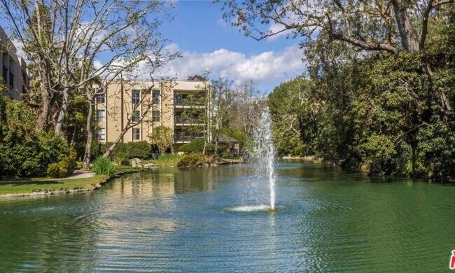 Foto del edificio - 8215 Raintree Cir