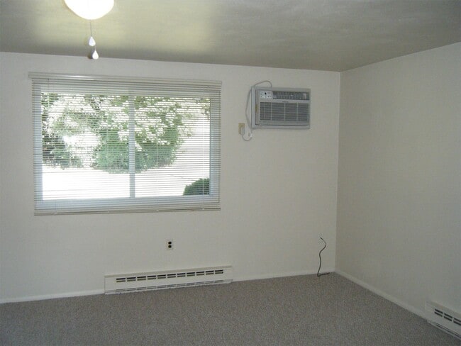 Building Photo - C4 Kenray Ave