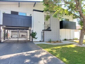 Building Photo - 3756-3762 Poinciana Dr