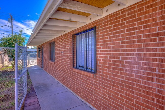 Building Photo - 417 E Jacinto St