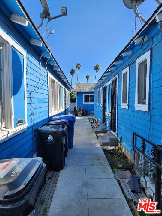 Building Photo - 1402 N Las Palmas Ave