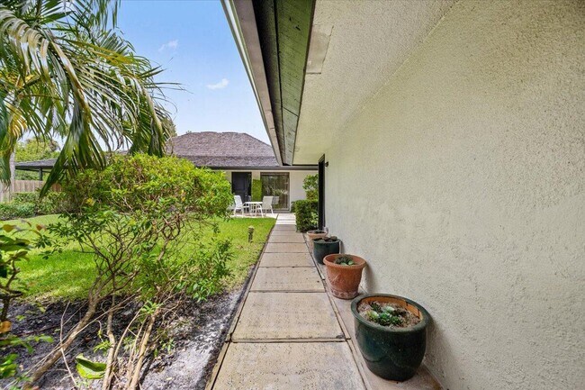 Building Photo - 11876 Pebblewood Dr
