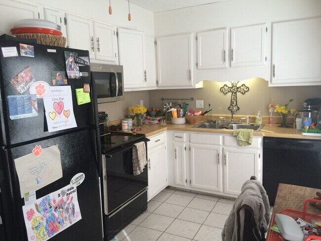 Foto del edificio - Spacious 3 Bedroom 2.5 Bath Townhome with Community Pool!!