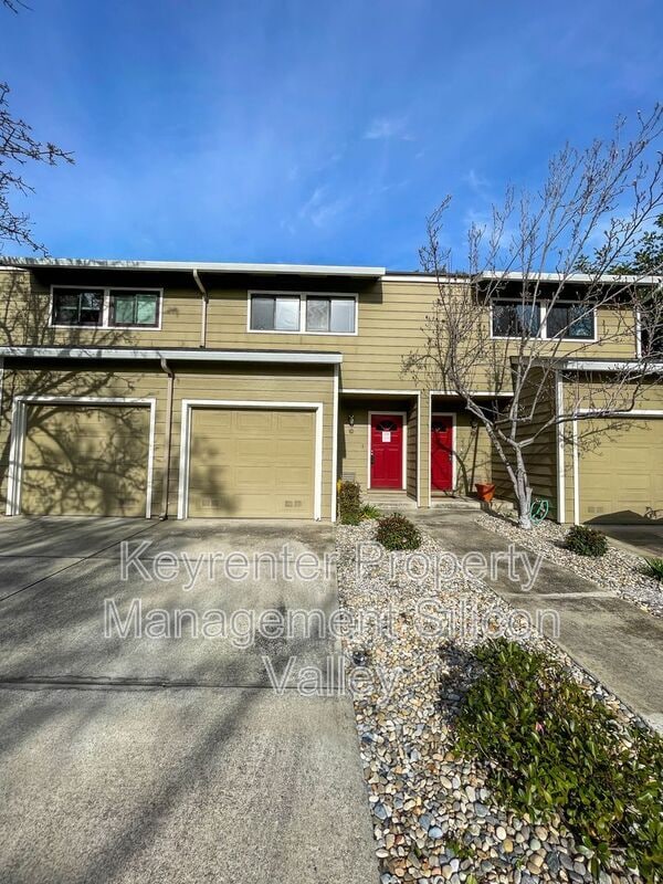 Building Photo - 700 Chiquita Ave