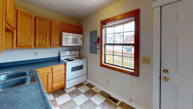 Building Photo - 1366 Indianola Ave