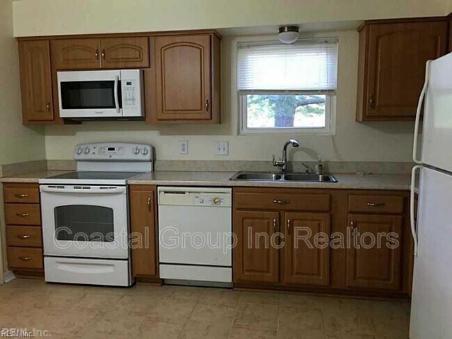 Building Photo - 800 St Denis Ct