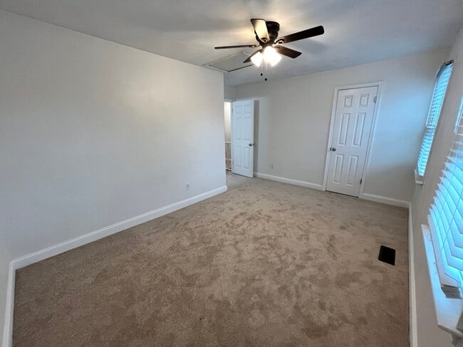Building Photo - 1528 Jameson Dr