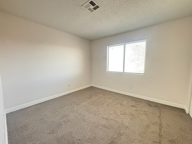 Foto del edificio - ½ OFF First Month's Rent! Updated 2 Bed | 1 Bath Apartment with In-Unit Washer & Dryer