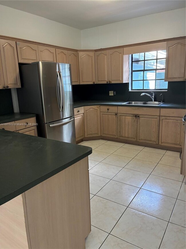 Foto del edificio - 1774 SW 11th St