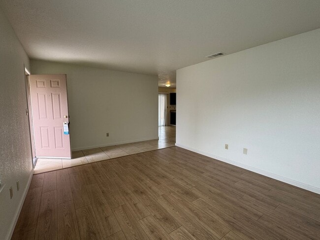 Foto del edificio - Four Bedroom, Two Bathroom Home For Rent
