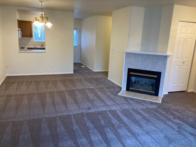 Foto del edificio - Two Bedroom Duplex in South Salem, Landscaping Included!