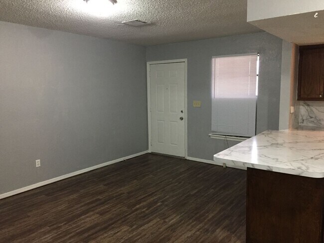 Building Photo - Available Now - 2 bed 1 bath duplex