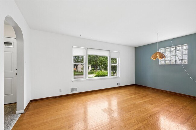 Foto del edificio - 805 N Mitchell Ave