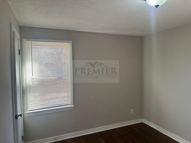 Foto del edificio - 8205 E 53rd KC MO -3 bed / 1 full bathroom...
