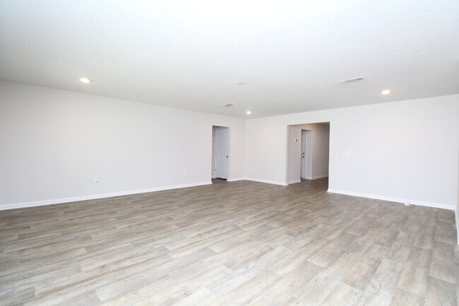 Foto del edificio - Spacious 4-Bed, 2-Bath East Milton Home with 2-Car Garage, Open-Concept Kitchen, Primary Suite, F...