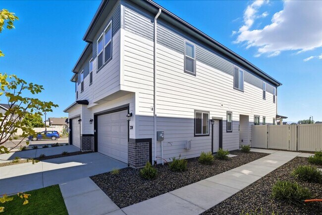 Foto del edificio - Brand new 3 bed 2.5 bath townhouse