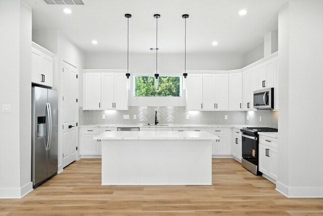 Building Photo - 2306 Hoskins Dr