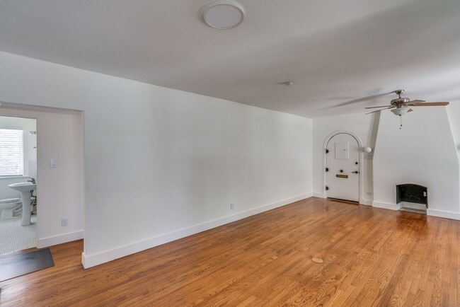 Foto del edificio - Charming 2-Bedroom Duplex in Mahncke Park