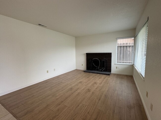 Foto del edificio - Four Bedroom, Two Bathroom Home For Rent