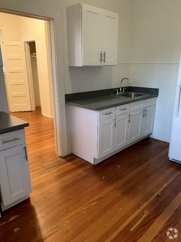 Building Photo - 1114 Poinsettia Dr