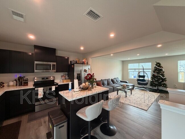 Building Photo - 115 C St