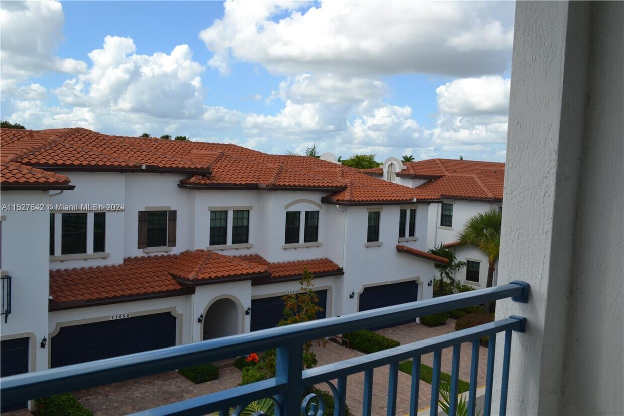 11643 SW 13th Ct, Pembroke Pines, FL 33025 Townhome Rentals in