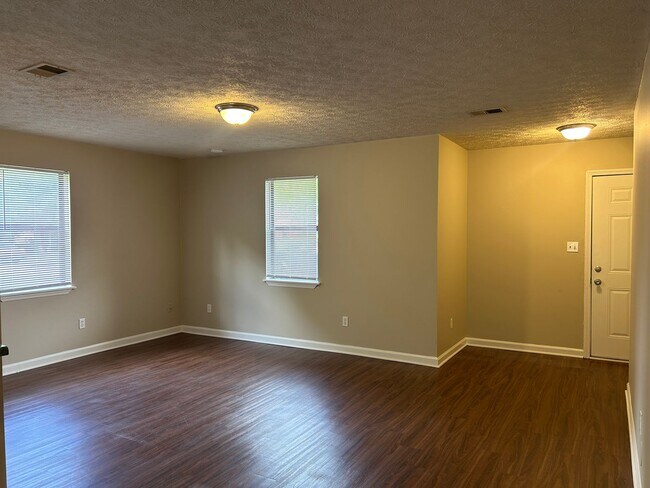 Foto del edificio - 1041/1043 Cantrell Ln