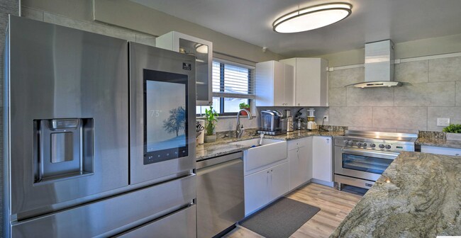 Foto del edificio - WALK TO THE BEACH! 4 bed, 2 bath, 2 car ga...