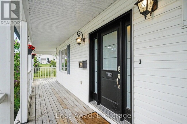 Building Photo - 1253 Collier Crescent
