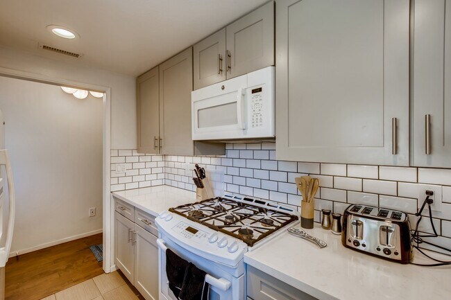 Building Photo - 957 La Bonita Dr