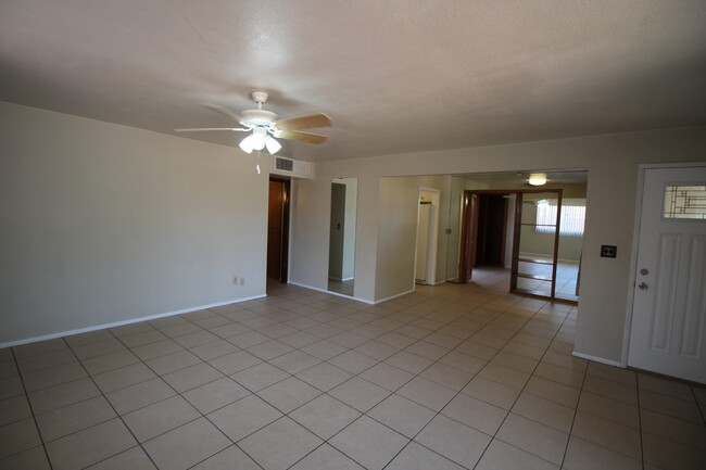 Building Photo - 735 E Granada Dr