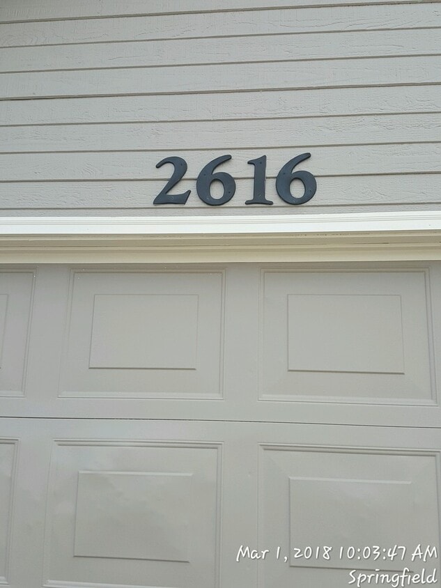 Primary Photo - 2 bed 1 bath duplex w/ 1 car garage! Lawn ...