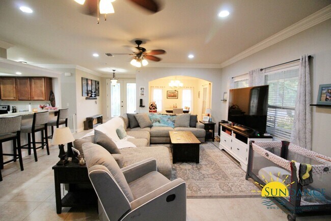 Building Photo - Stunning 4 Bedroom Mary Esther home with S...