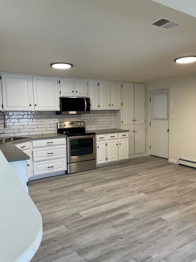 Foto del edificio - STUDENTS WELCOME! Spacious 3-Bedroom / 1-Bath Duplex w/ Fenced Backyard