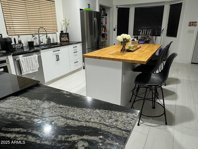 Foto del edificio - 41848 W Hillman Dr