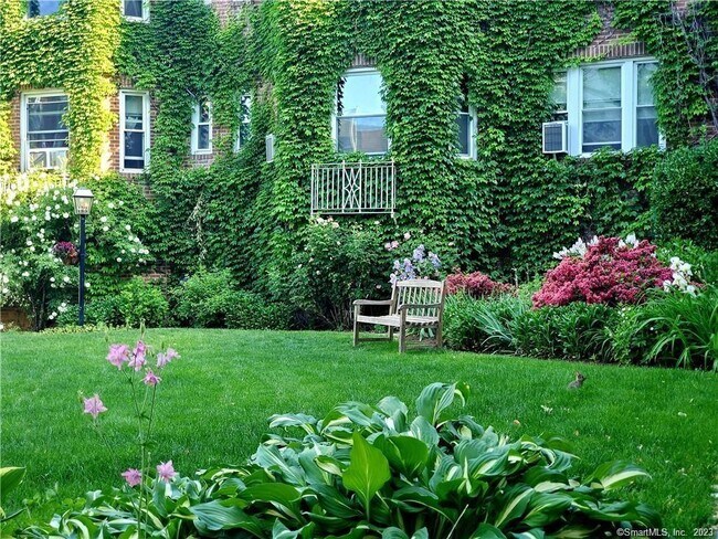 Foto del edificio - 70 Strawberry Hill Ave