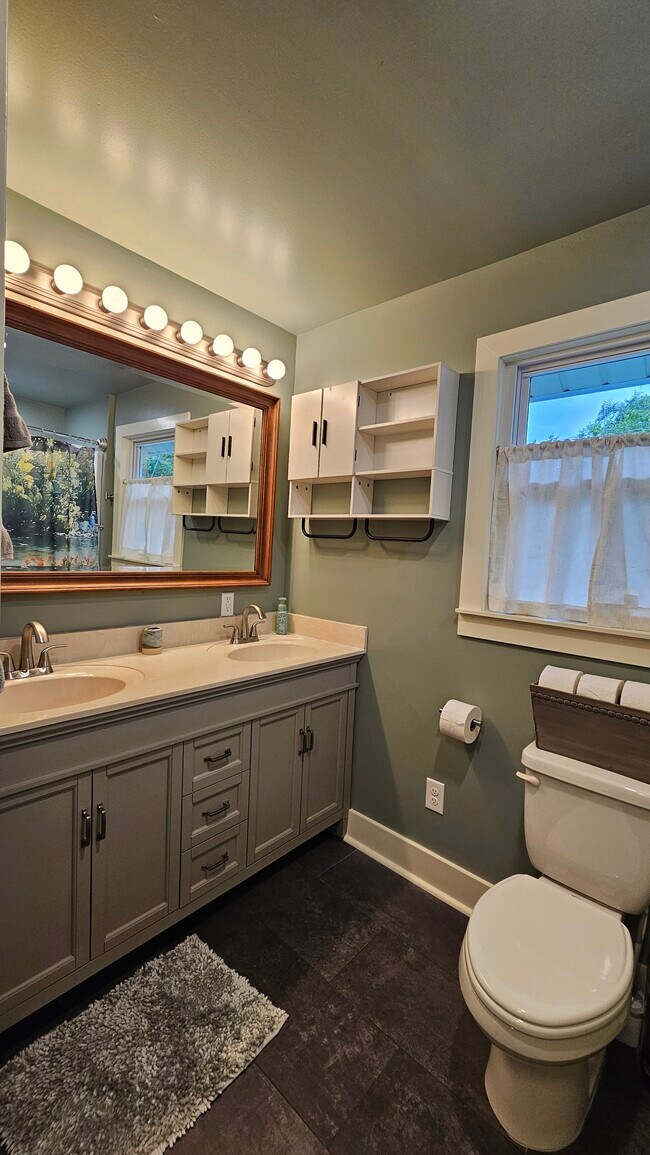 Baño completo con bañera y ducha y tocador doble. - 502 Arbutus Ave SE