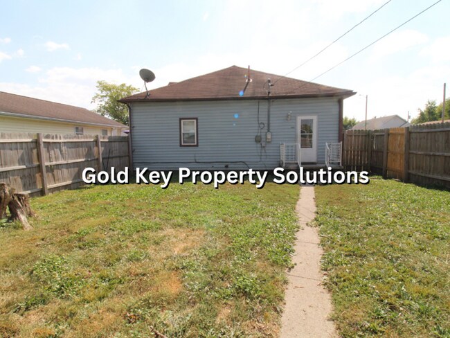 Foto del edificio - MUNCIE 3 BR 1 BA house with Fenced Backyar...