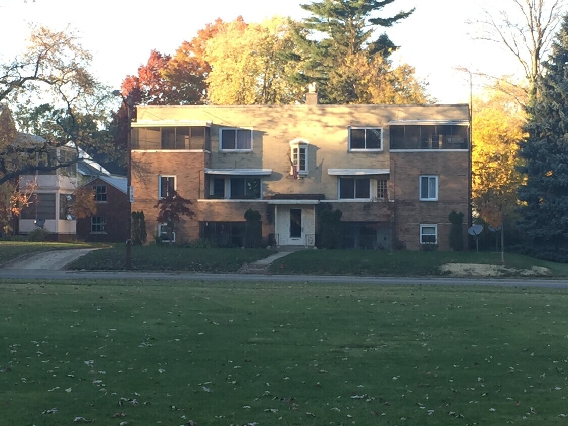Primary Photo - 2216 Kenwood Blvd
