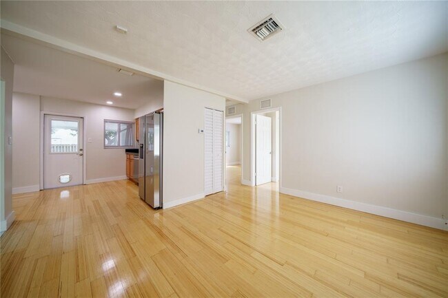 Building Photo - 201 NE 43rd Ct