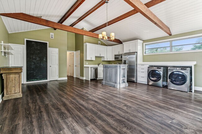 Building Photo - Precious 3 Bedroom! All Appliances Include...