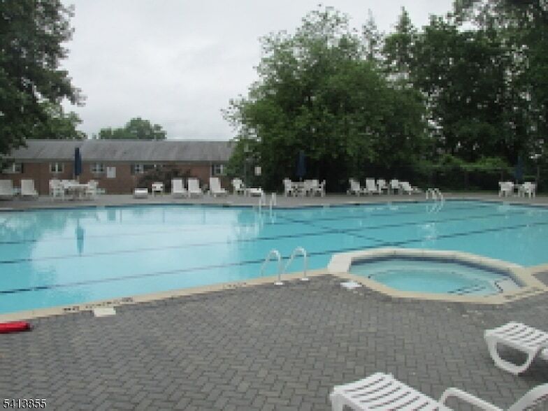 Foto del edificio - 2467 NJ-10