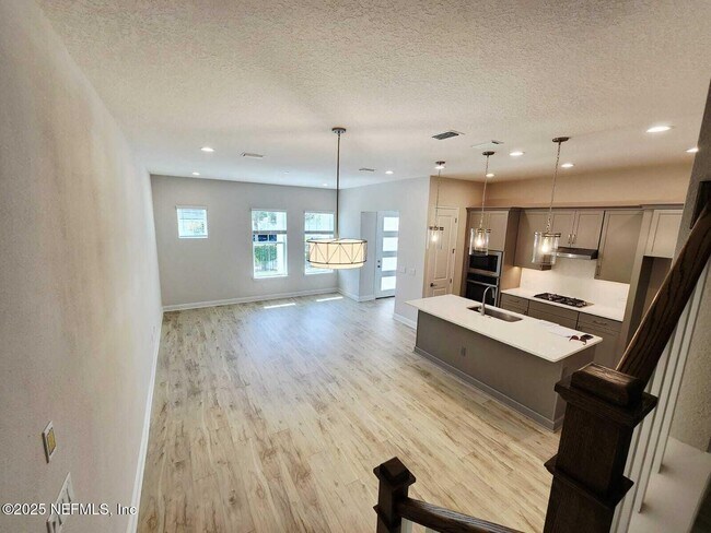 Foto del edificio - 541 Crestview Dr