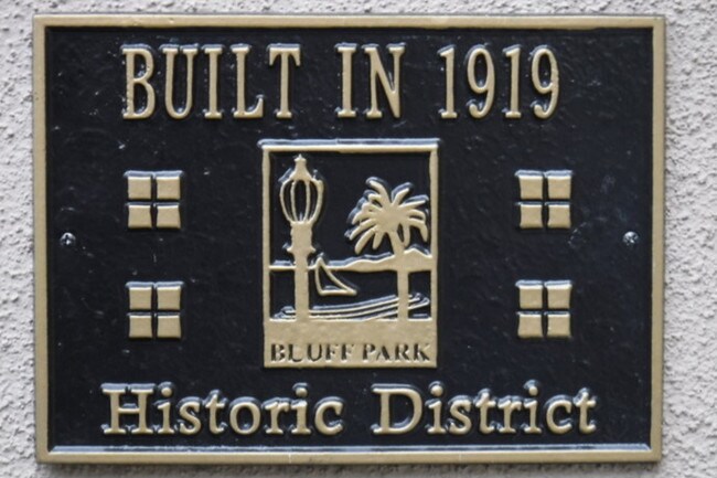 Building Photo - 2322 E 2nd St
